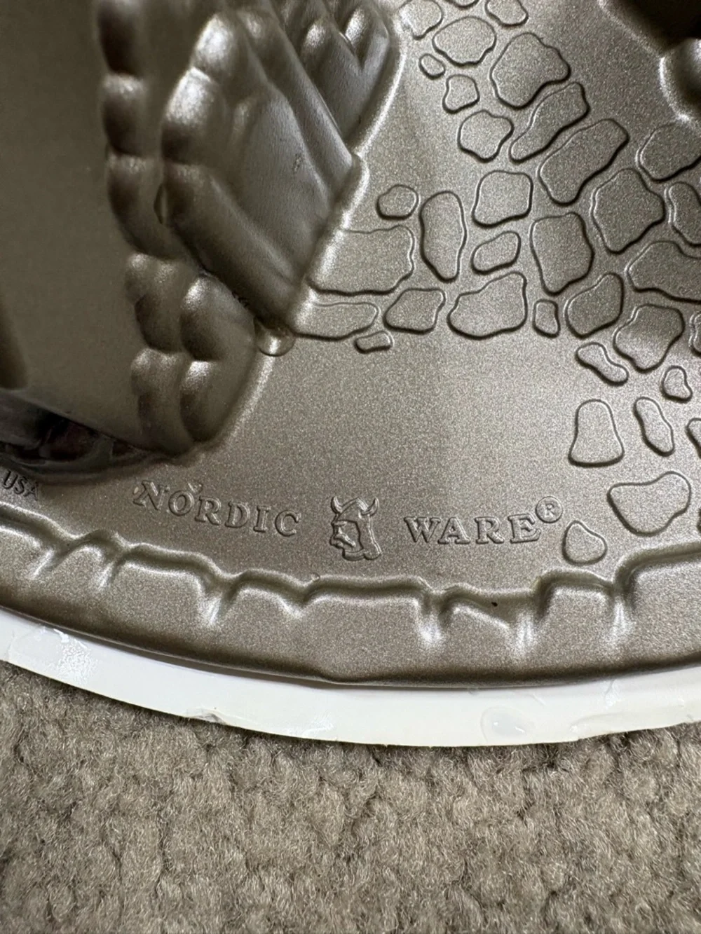Williams Sonoma Snowy Village Holiday Mini Cottage Mold pan
